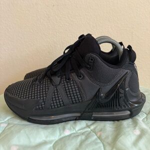 Nike LeBron Witness 7 basketball Sneakers Big Kids size 7